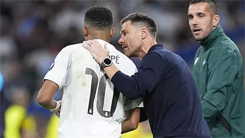  Kylian Mbappe cố cứu Xabi Alonso nhưng bất thành